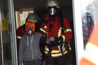 Schule wird zum Uebungsobjekt fuer die Feuerwehr Holzgerlingen